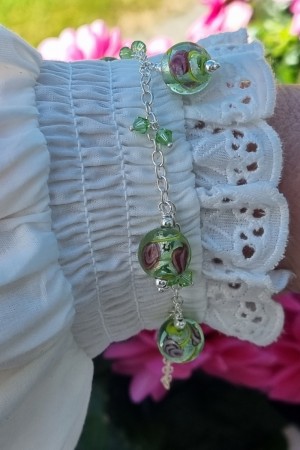 Lekkert sølv armbånd m/glasskuler og små krystaller, eplegrønn, 19cm+2=21cm