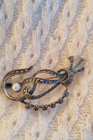 Lekker oxydert sølv nål m/perle og markasitter, Vintage, KUN 1 stk