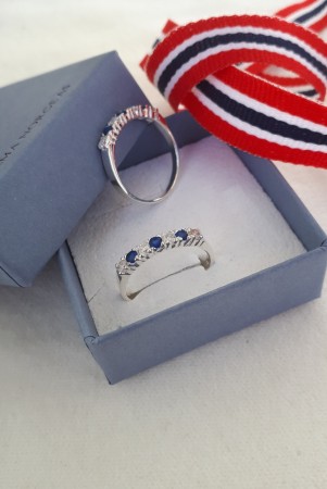 Sølv ring m/zirconia stener, blå og blank, kun 1 stk igjen, str 52