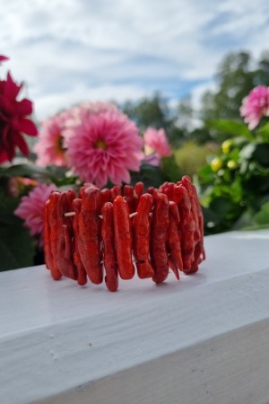 Armbånd, korall, strikk, KUN 1 STK IGJEN
