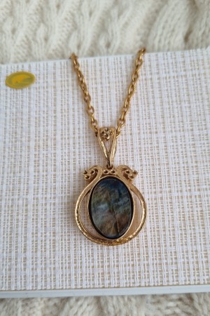 Lekkert bronsemykke m/spektrolitt. Design: Kalevi Sara of Finland