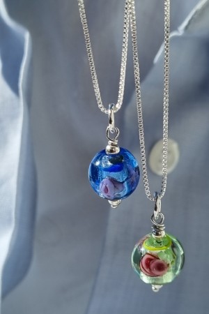 Glasskule m/blomst på sølvkjede, blå eller grønn