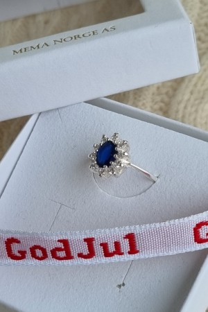 Diana sølv ring, med zirconia stener, blå, omkranset av blanke stener. Kun 1stk i str 58